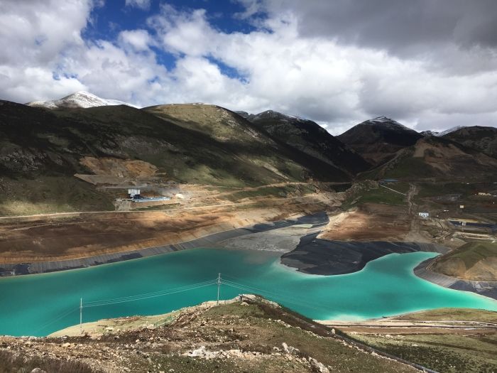 危廢填(tian)埋區鋪設(she)HDPE防滲土工(gōng)膜的施工(gōng)流程